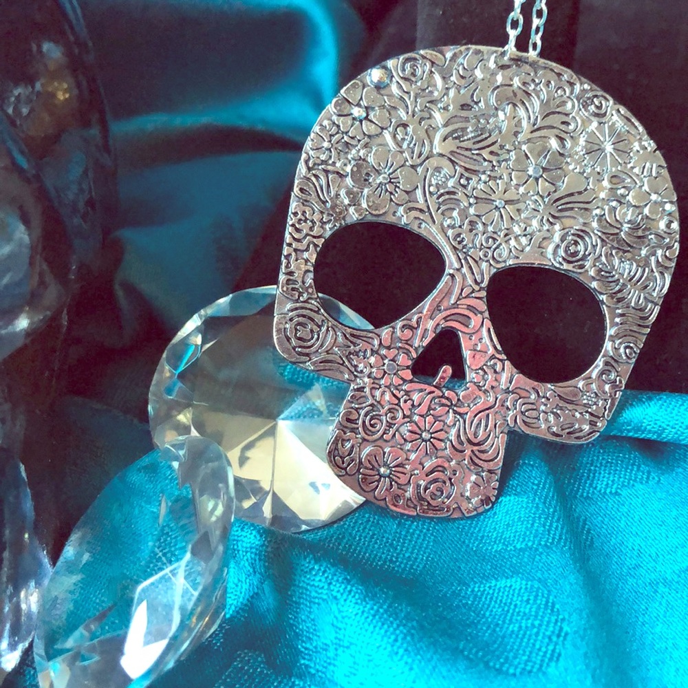 NWOT Engraved floral Skull Metal necklace